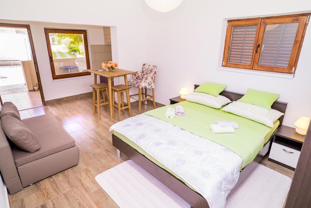 Apartments And Rooms Mare-Monti 斯塔利格拉德-帕克利尼卡 外观 照片
