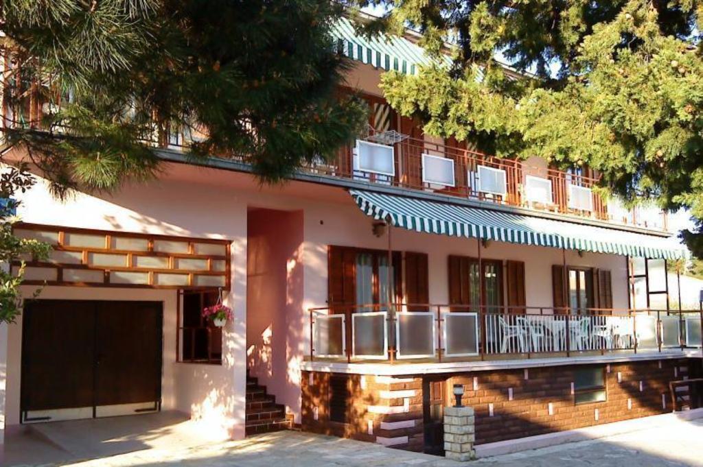 Apartments And Rooms Mare-Monti 斯塔利格拉德-帕克利尼卡 外观 照片